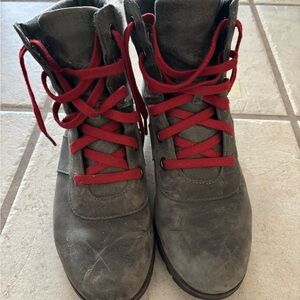 Sorel Gray Lace Up Boots with Red Laces